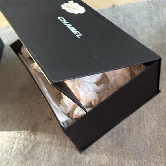 Chanel Black Box with White Flower - Magnetic Open Box - Large Gift Box - Picture 3 of 3